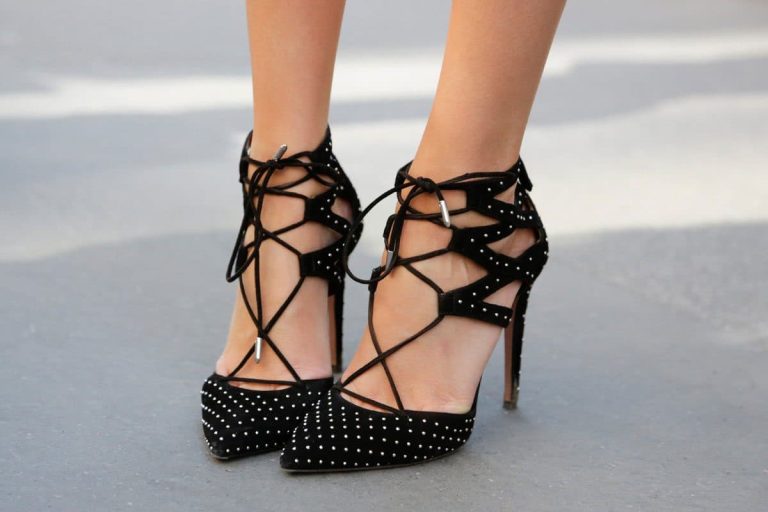 Gorgeous black sandals with heels for strolling in spring