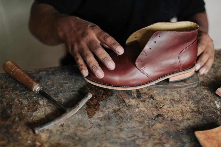 Making leather shoes wider demand with the process of stretching