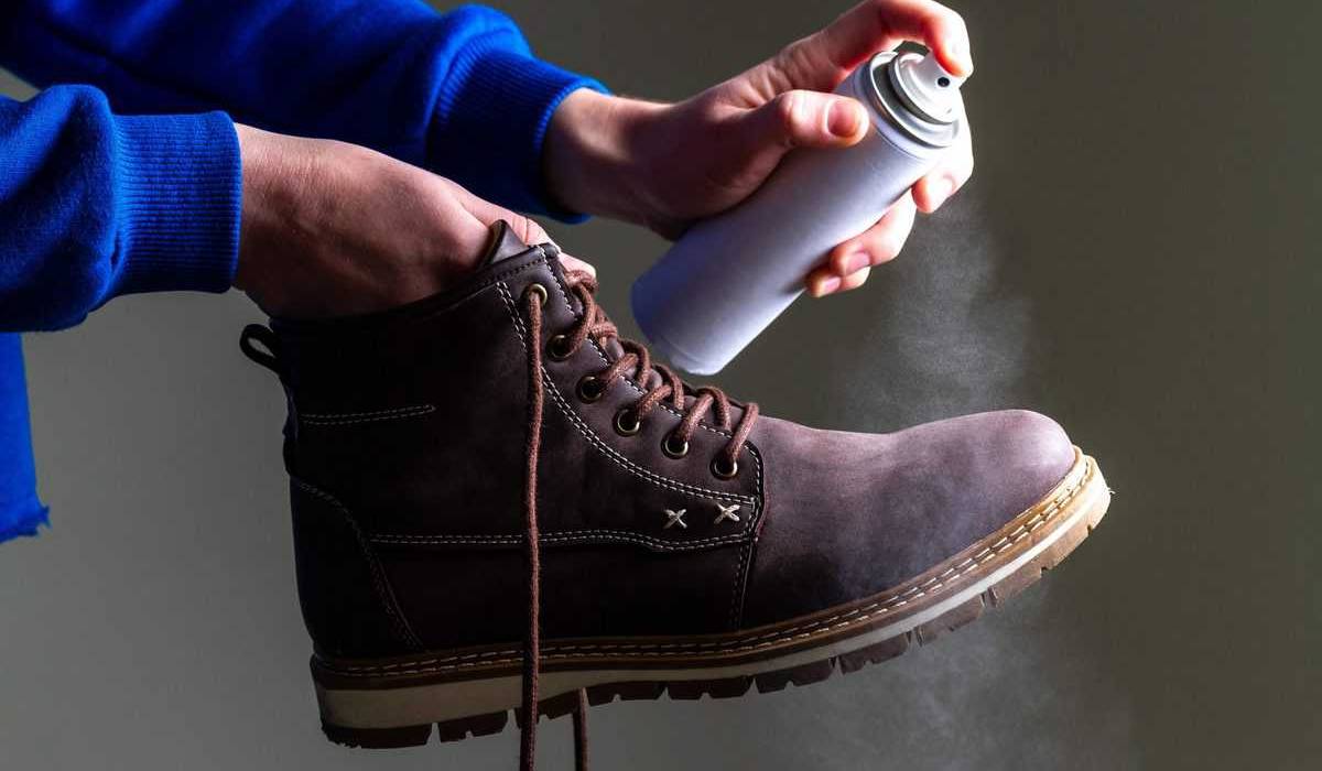  clean leather shoes with water 