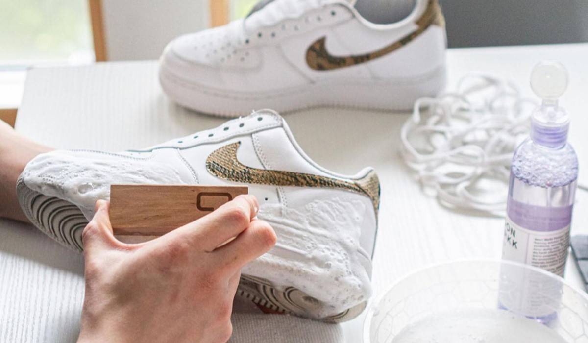  how to clean leather tennis shoes 