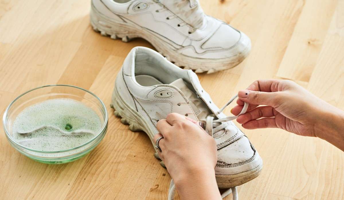  how to clean leather tennis shoes 