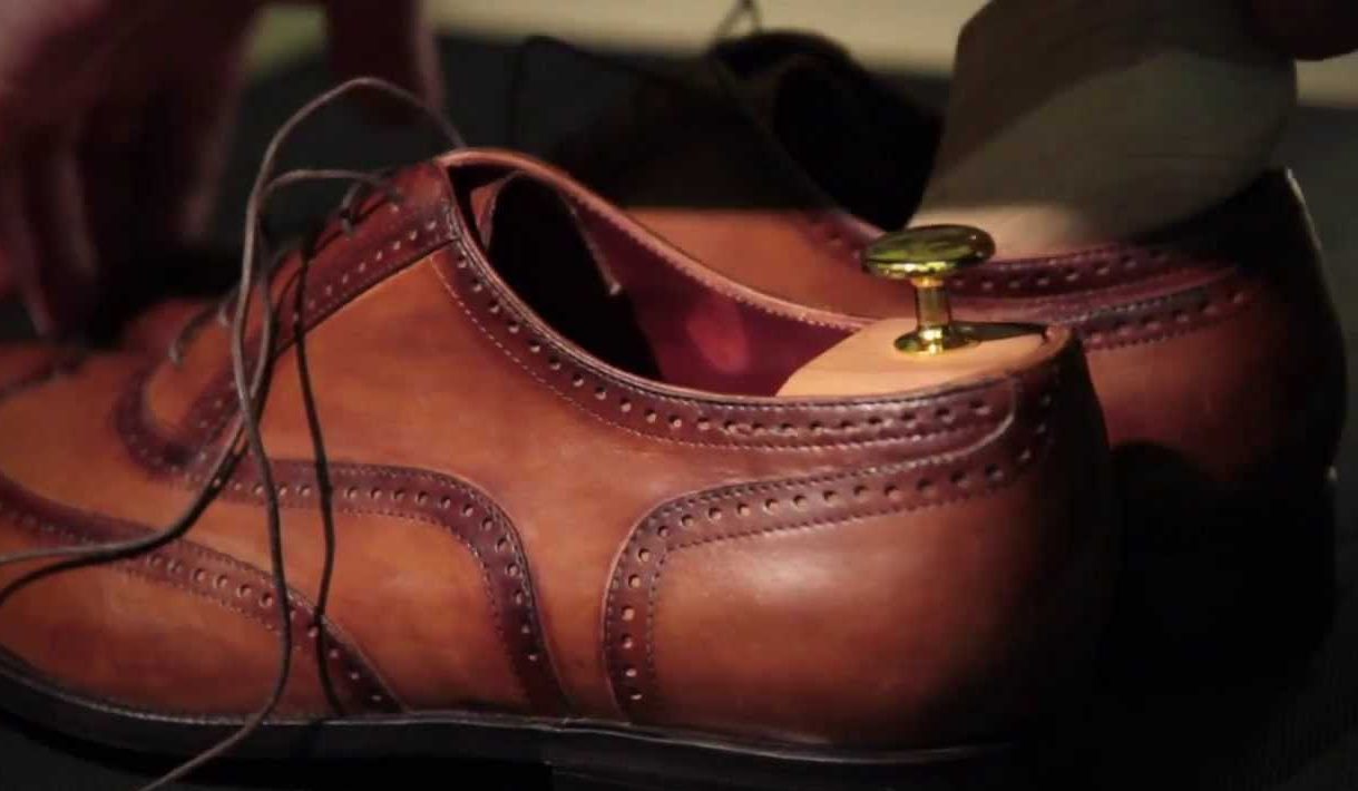  how to expand tight leather shoes 